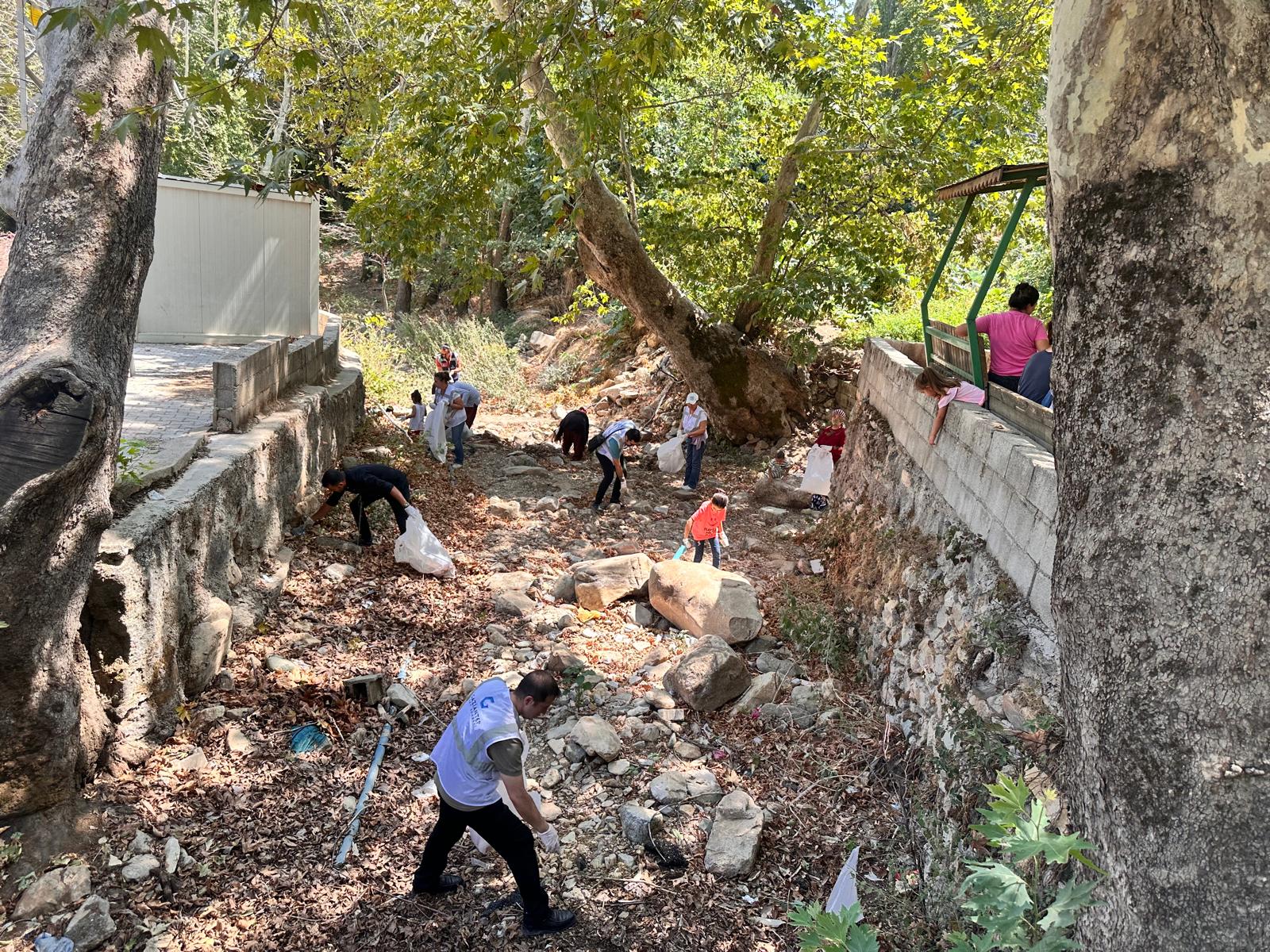 Aile, Sürdürülebilir Çevre, Enerji ve İklim Değişikliği ile Afet çalışma grupları İslahiye ilçesinde aile ve çevre bilinci eğitimi düzenleyerek, çevre temizliği yaptı.